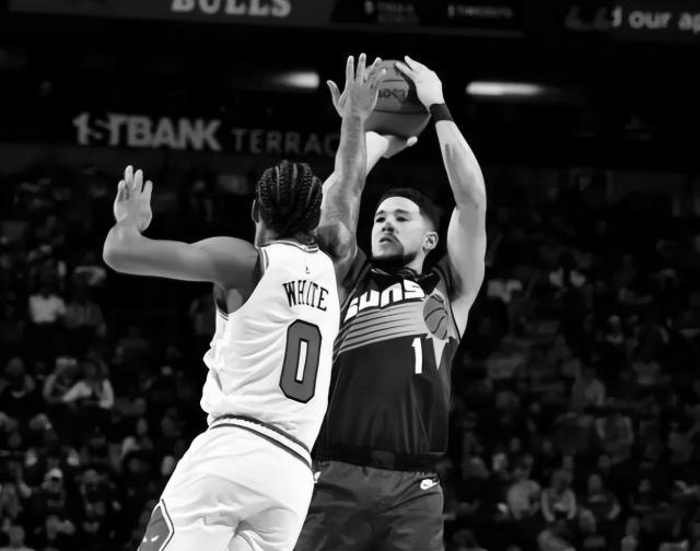 从数据刷子到冲击MVP！26岁布克终成太阳真领袖